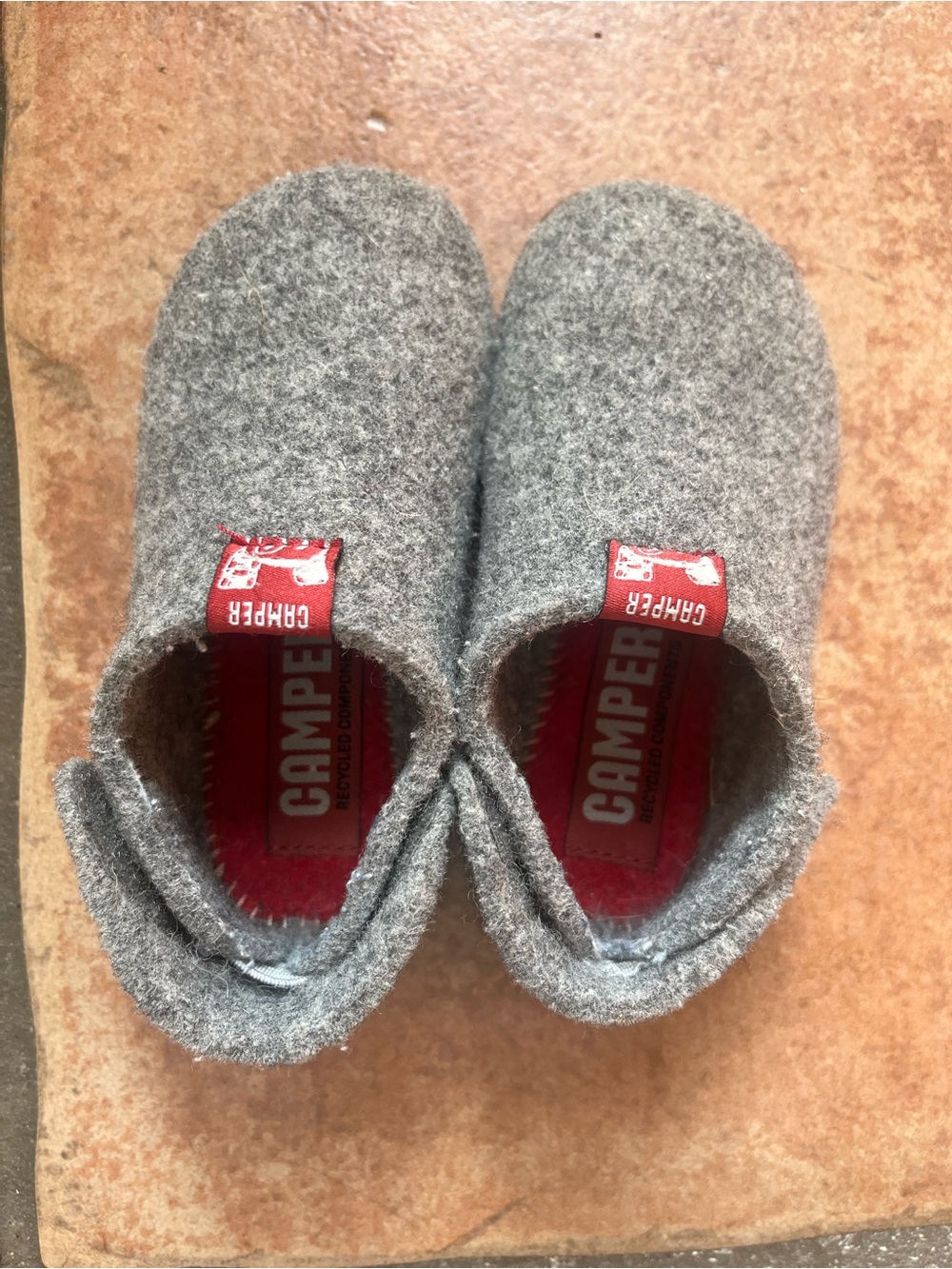 Camper Kids Gray Felt Slip-On Slippers with Red Pull Tabs